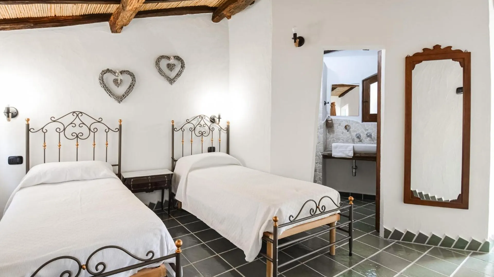 Cozy Home In Orgosolo With Outdoor Swimming Pool Italie